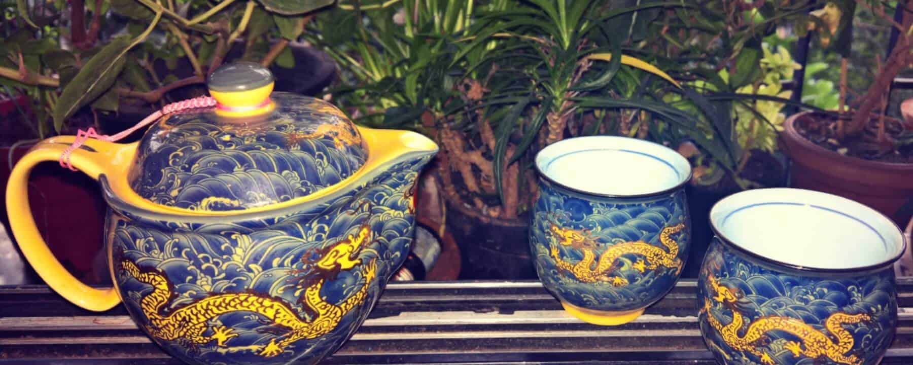 A tea pot and two tea cups
